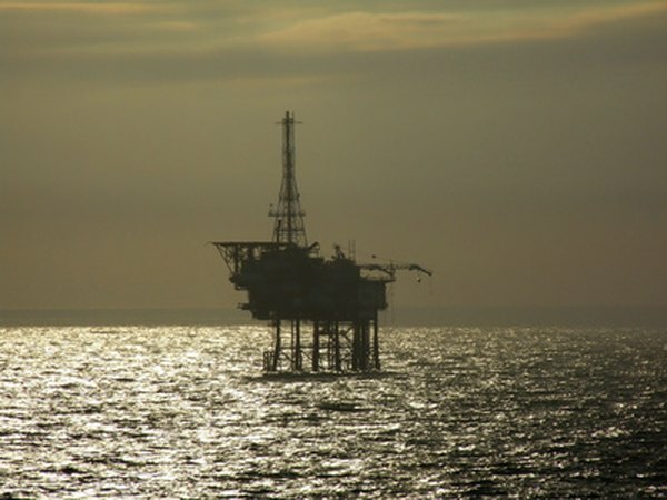 Дубинско бушење може проузроковати цурење или изливање који избацује нафту у океан.