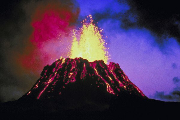La lava explota del volcán Kilauaea en Hawái.