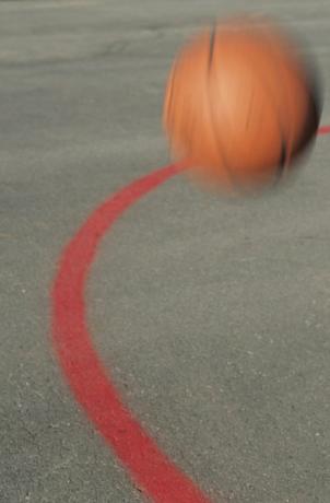 O basquete de superfície é jogado pode afetar muito o salto.