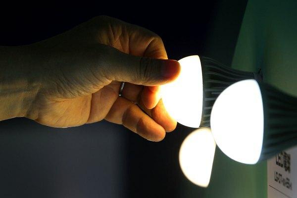 Lâmpadas de diodo emissor de luz se adaptam a uma ampla variedade de luminárias domésticas comuns.