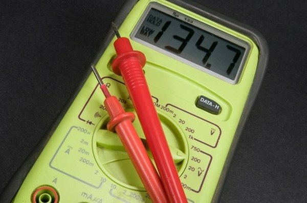 Використовуйте простий мультиметр з можливістю вимірювання вольт для тестування сонячних вогнів.
