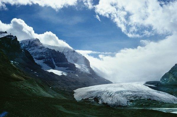 Ένας παγετώνας κινείται μέσα από βουνά στη Βρετανική Κολομβία.