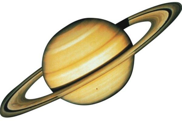 Saturns tæthed er så lav, at den kan flyde oven på vandet.