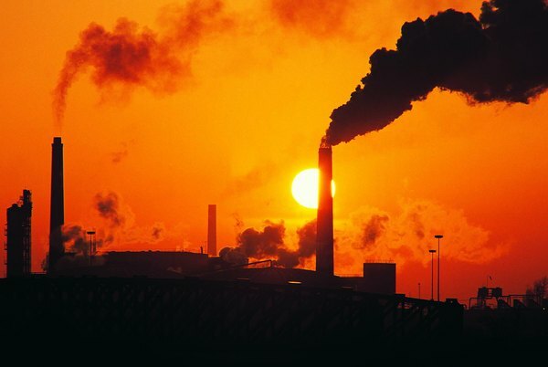Emisie z elektrární prispievajú k skleníkovému efektu.