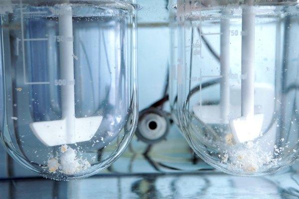 Que se passe-t-il lorsqu'un composé ionique se dissout dans l'eau ?