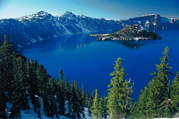 El lago del cráter de Oregón es una caldera inundada en Cascade Range.