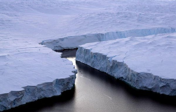 Klimatförändringarna påverkar Antarktis. Här ser du sprickor i den smältande isen som täcker kontinenten.
