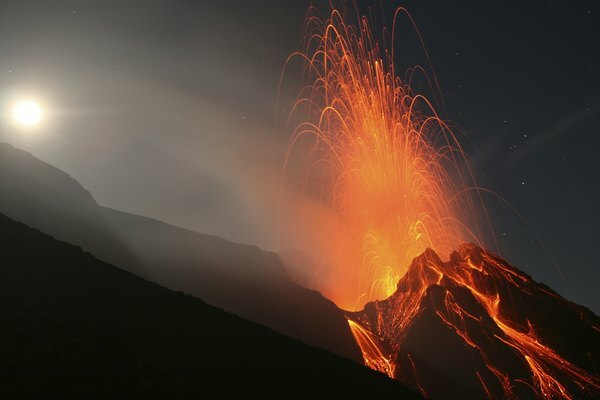 Volcán en erupción en Stromboli, Italia