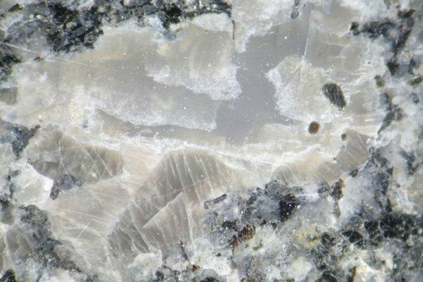 Mineralogia plagioclazelor este interesantă de studiat.