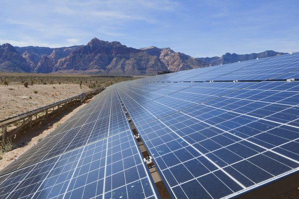 Масив сонячних панелей в пустелі Мохаве, Каліфорнія.