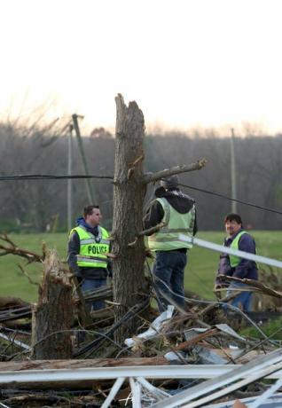 Los oficiales de policía lidian con cables eléctricos activos debido a un tornado.