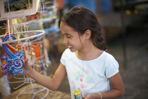 Ung jente som ser på fargerikt leketøy i butikk.