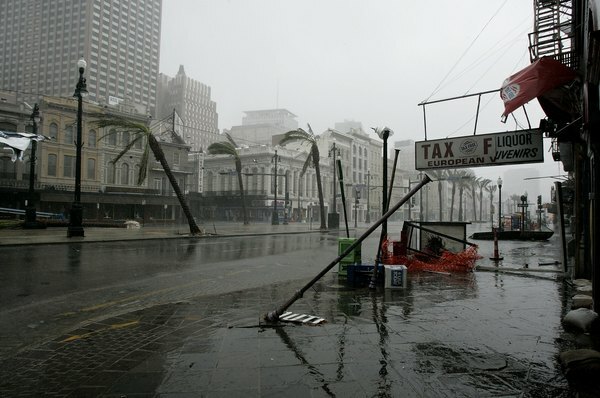 Seznam palem a vztyčených světelných sloupů je ponechán po hurikánu Katrina 29. srpna 2005 na Canal Street v New Orleans v Louisianě.
