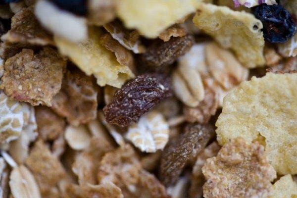 A granola é uma mistura porque você pode separar fisicamente suas partes. Também é uma mistura porque as partes não estão presentes em proporções fixas.