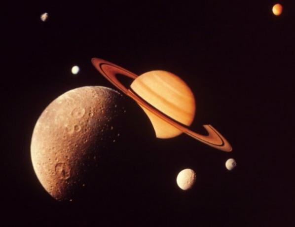 Saturnus heeft 62 manen of satellieten.