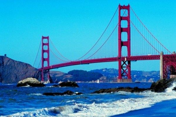 Golden Gate Bridge over San Francisco Bay er et kjent landemerke.