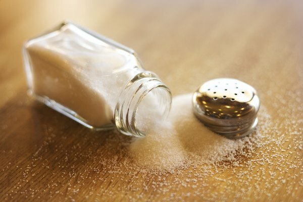 Proč může sůl ve vodě vést elektřinu