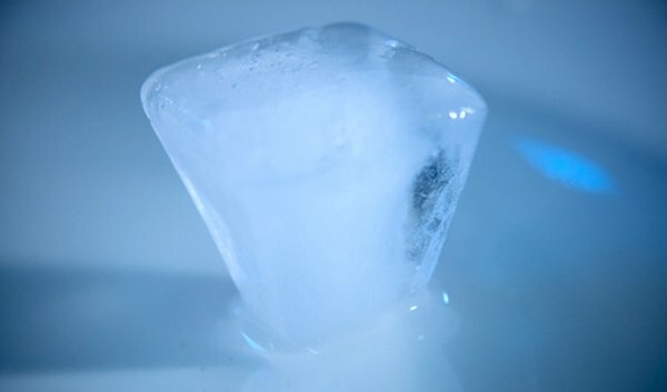 Co vede k roztavení kostky ledu?