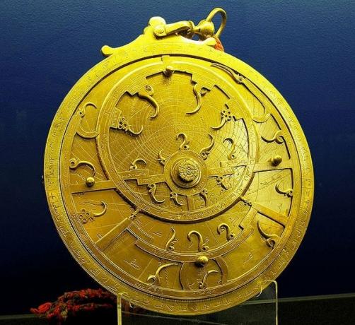 Persisk Astrolabe (Andrew Dunn / Wikimedia Commons)