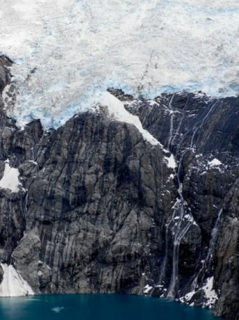 Forklar at is kan erodere bergarter mye raskere enn rennende vann.