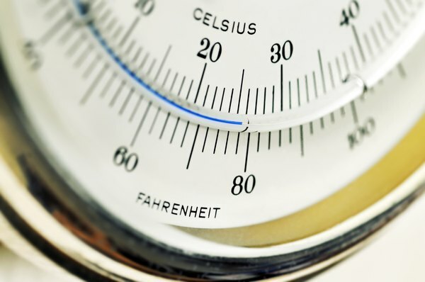 Detail číselníku zobrazujícího čísla Fahrenheita a Celsia