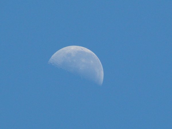 Debido a su proximidad, la gravedad de la luna puede tener un efecto mayor que la del sol.