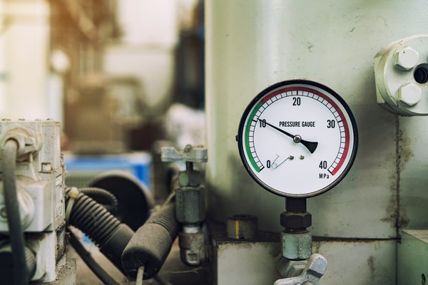 ماذا يحدث عندما ينخفض ​​ضغط ودرجة حرارة عينة ثابتة من الغاز؟