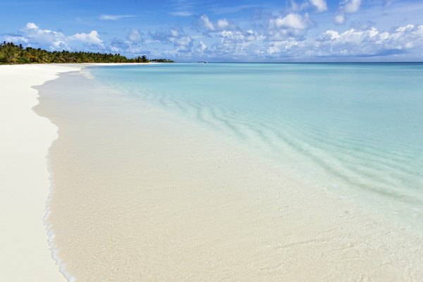 Karayipler'de bir plaj.