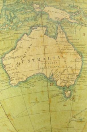 Австралія - ​​великий острівний континент на південь від Азії.