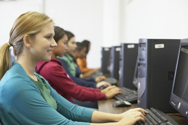 นักศึกษาในห้องแล็บคอมพิวเตอร์