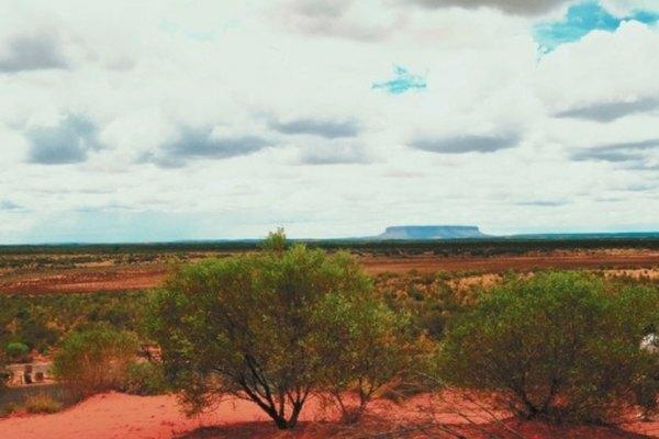 Una gran parte del interior de Australia es un desierto llano, llamado Outback.