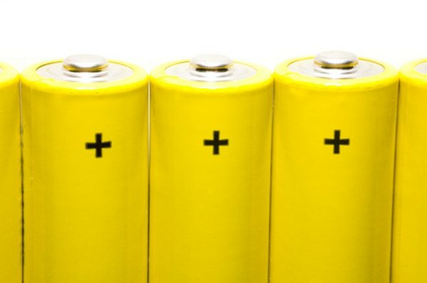 Перезаряжаемые аккумуляторные батареи обычно вырабатывают 1,2 В на элемент.