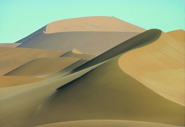 Как прибрежная пустыня, пустыня Намиб в Южной Африке имеет песчаные дюны, окрашенные солью.