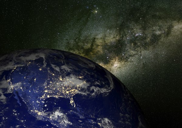 Milchstraße mit Erde im Vordergrund