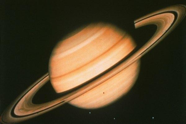 У Сатурна 53 названных спутника
