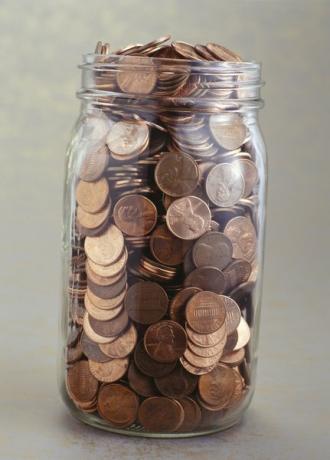 Los centavos se oxidan a medida que envejecen, dándoles un color marrón opaco.