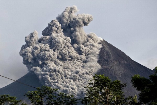 กระแส pyroclastic กวาดลงด้านข้างของภูเขาไฟ