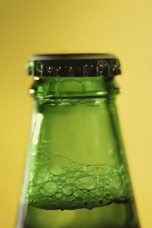 Soda ve diğer gazlı içecekler basınç altında şişelenir.