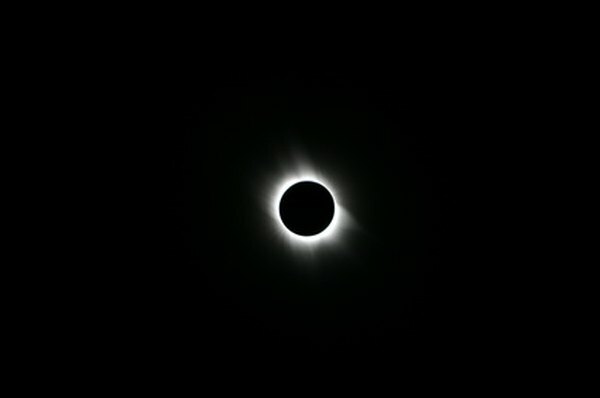 整列すると、太陽が遠く離れているため、月が日食で太陽を覆うことができます。