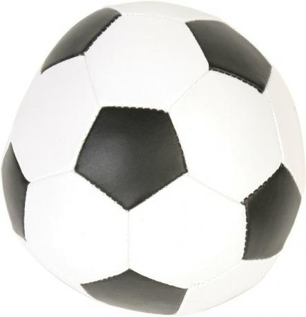 Bercak hitam pada bola sepak berbentuk segi lima.