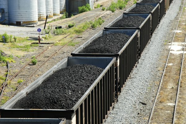 Tren plin cu cărbune