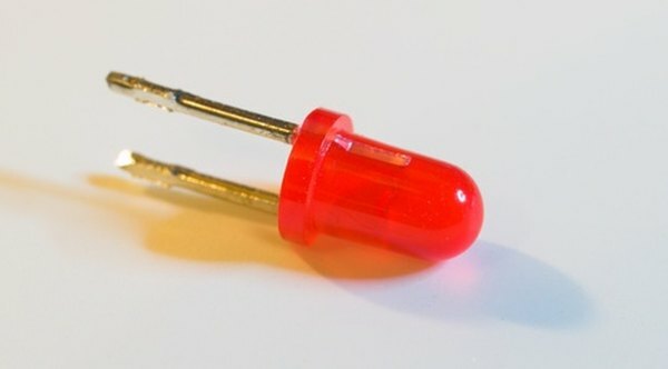 科学フェアのための簡単な自家製太陽電池電球の作り方