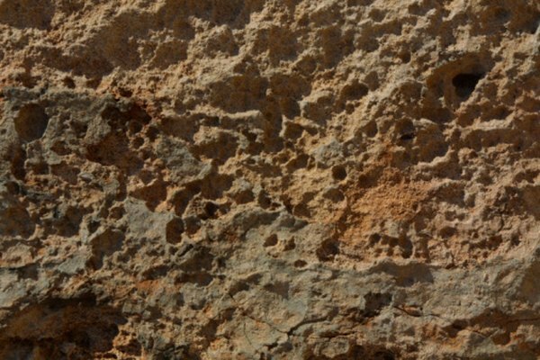 लावा चट्टानें झरझरा होती हैं, जिसका अर्थ है कि वे छोटे छिद्रों या छिद्रों से भरी होती हैं।