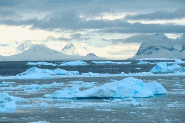 Любой дождь, который выпадает в Антарктиде, превращается в огромные ледяные щиты.