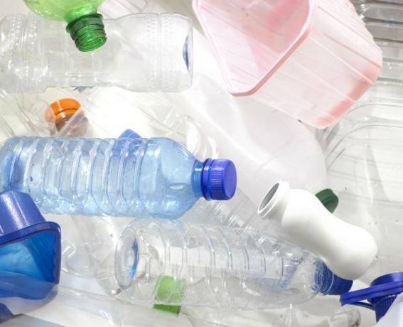 La plastica scartata aumenta l'inquinamento dell'acqua