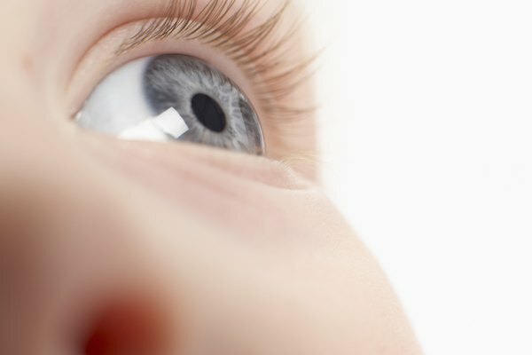 आंख के लेंस में एवस्कुलर टिश्यू होते हैं।