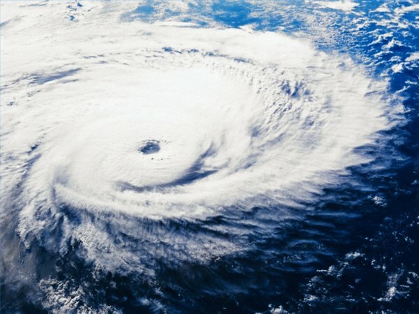 Bouře v intertropické zóně plodí mraky, které definují hurikány.