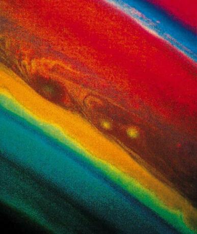 Τα αέρια που συνθέτουν την ατμόσφαιρα του Κρόνου δημιουργούν μια όμορφη σειρά χρωμάτων.