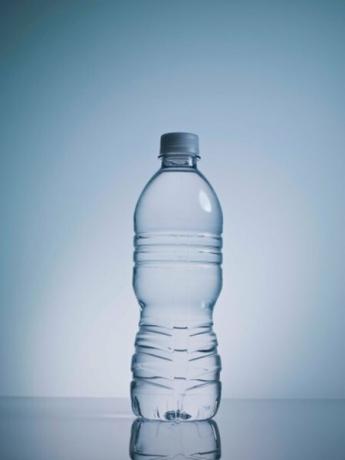 Una botella de agua, una linterna y un papel de aluminio pueden demostrar que el agua puede llevar la luz de forma direccional.